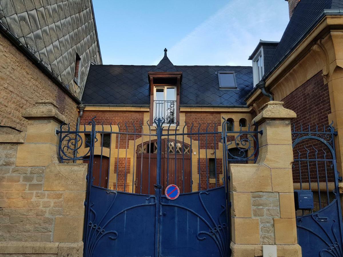Appartement Atypique - 2 Chambres - Rue Calme Dans Centre Ville Sedan Eksteriør bilde
